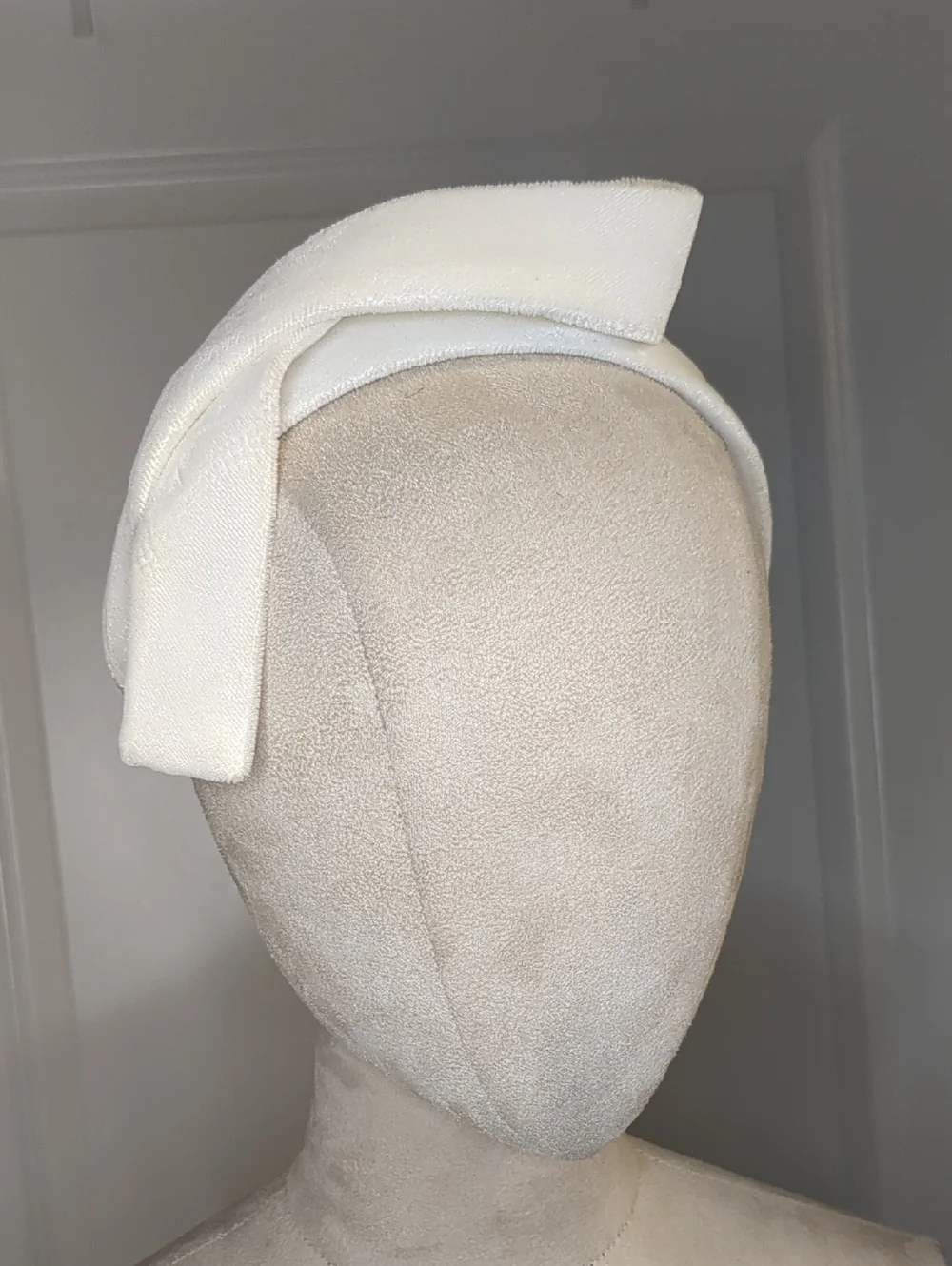 Vintage 1950s Madcaps Headband In White Velvet Twisted Ribbon Design